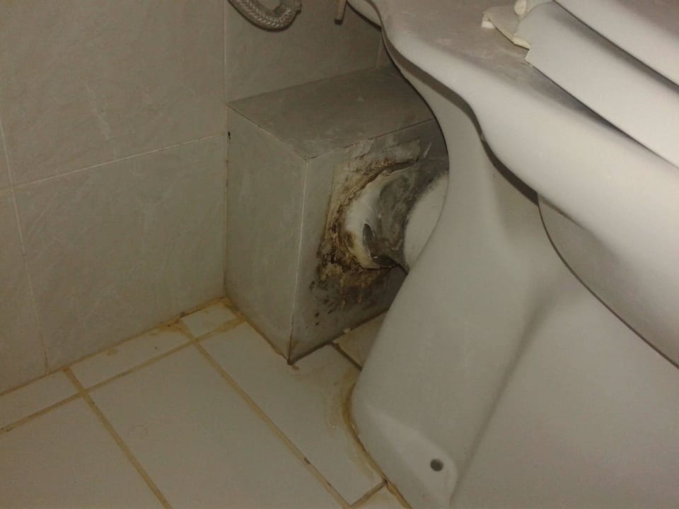 Zagrzybiona łazienka SuneoClub Cavo D'Oro Hotel