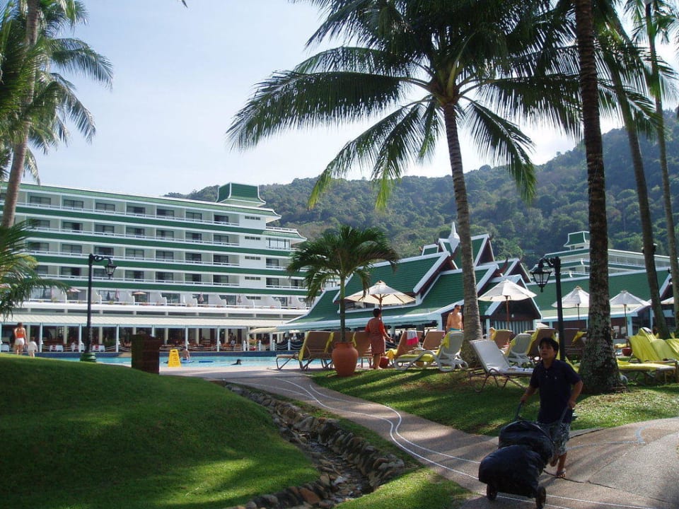 Z zewnatrz Le Meridien Phuket Beach Resort