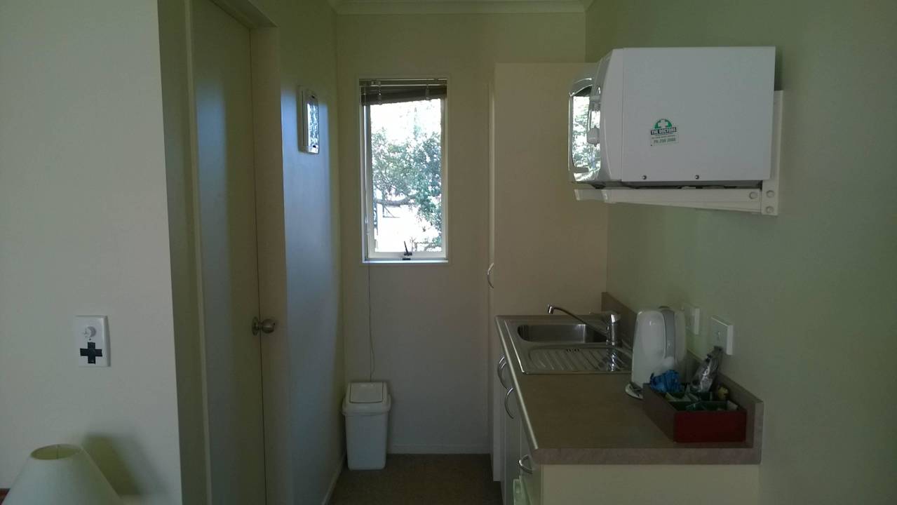 Kleine Küche in Zimmer 816 BKs Pioneer Motel