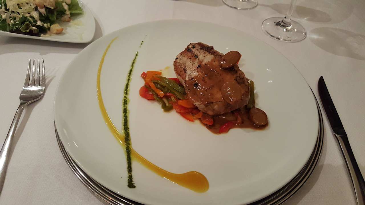 Hauptspeise im Surf & Turf Restaurant Tonis JOIA Paraiso by Iberostar