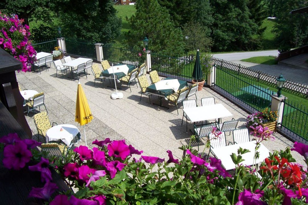 Blick auf die einladende Terrasse Hotel Sporthof Austria
