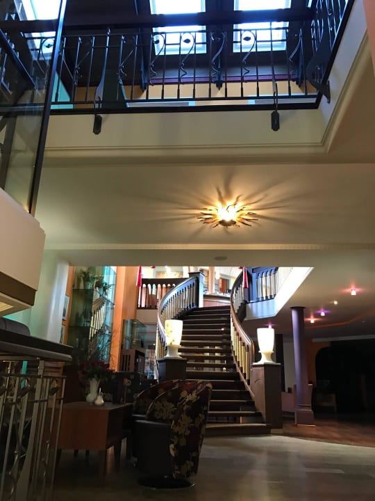 Treppe zur Lobby Spirit & SPA Hotel Birkenhof am Elfenhain