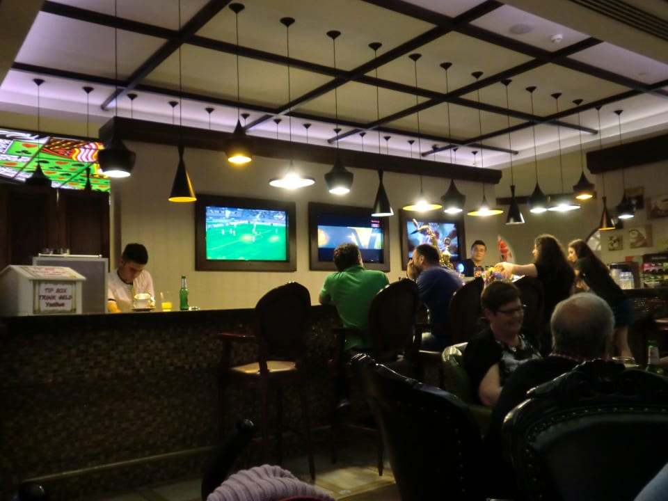 Irish Pup Hotel Delphin Imperial