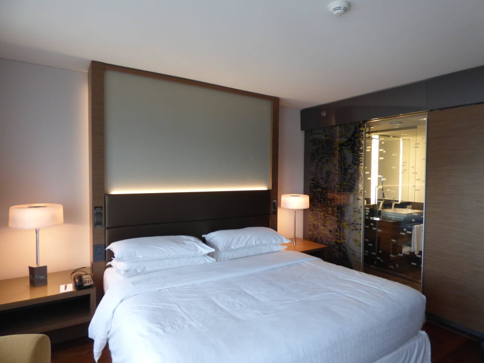Doppelzimmer mit Blick zum Bad Sheraton Zürich Hotel