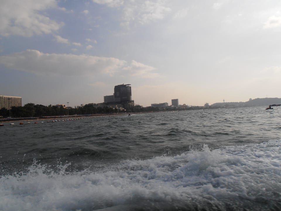 HIlton vom Meer aus, es überragt alles Hilton Pattaya