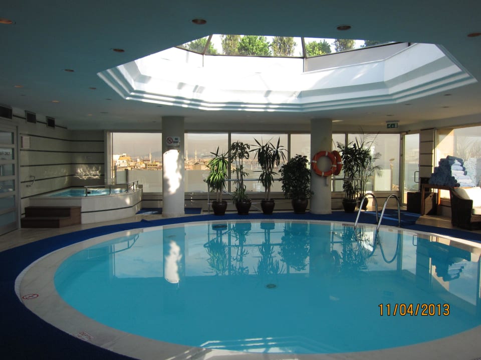 Innenpool mit Blick aufs Meer Best Western Plus The President Hotel