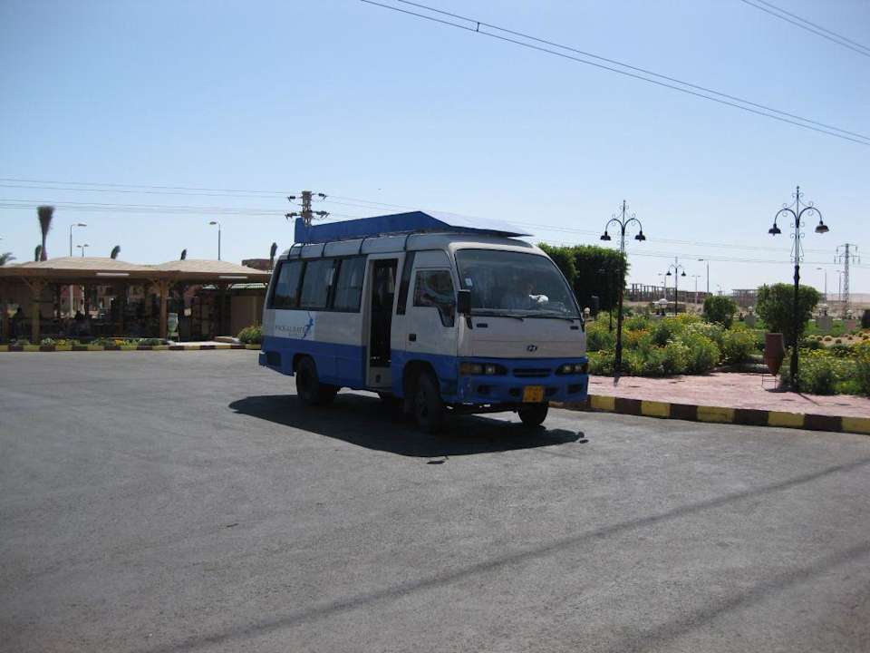 Minibus zum Strand Pickalbatros Alf Leila Wa Leila Resort - Neverland Hurghada