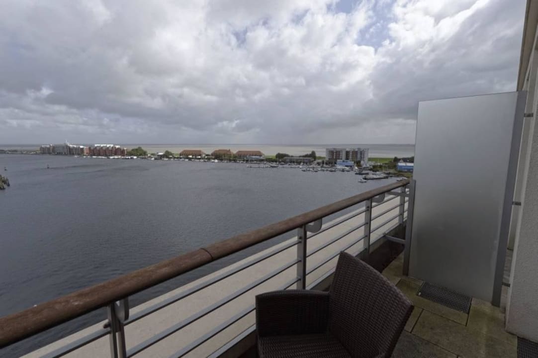 Hafenseite: Ausblick nach Süden ATLANTIC Hotel Wilhelmshaven