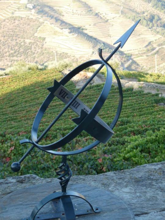 Sonnenuhr in der Gartenanlage Hotel Casa de Casal de Loivos