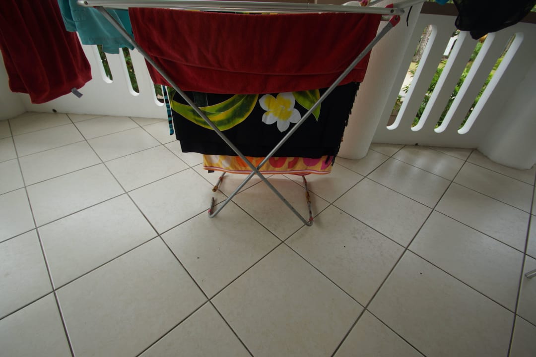 Terrasse mit defekten Wäscheständer Ocean Jewels Resort