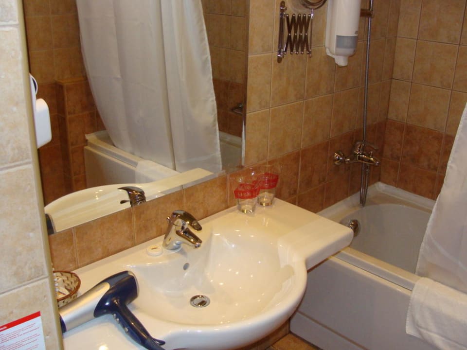 Sauberes Bad mit allem was man brauch Sol Luna Bay