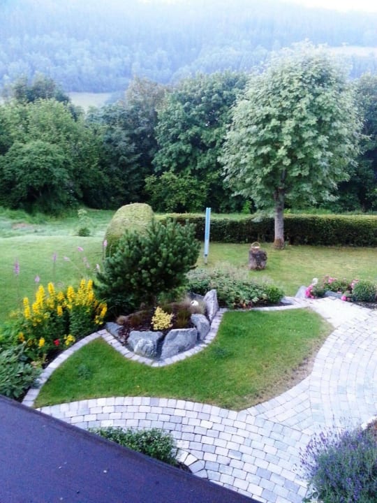 Blick vom Balkon in den Garten Landhaus Florian