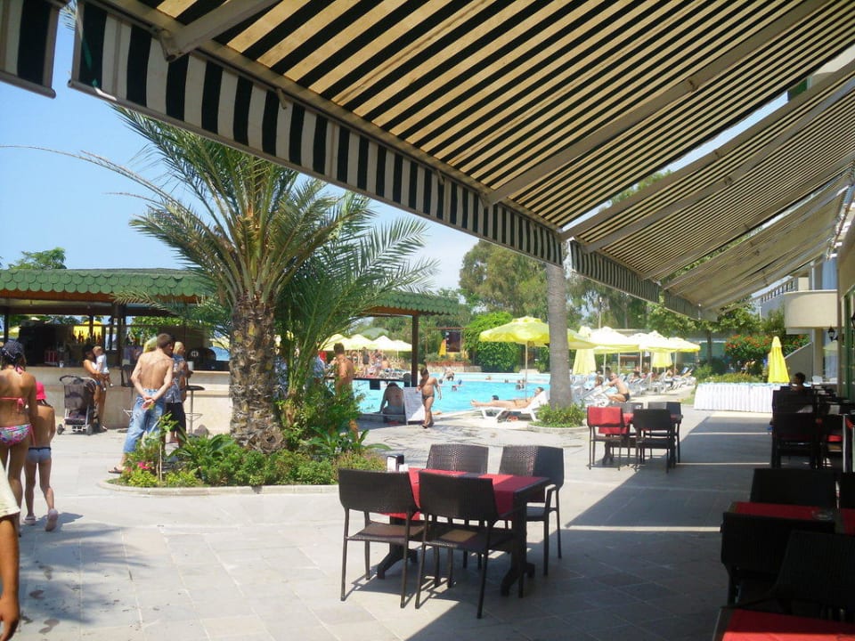 Blick auf die Poolbar Senza Sunset Beach Hotel