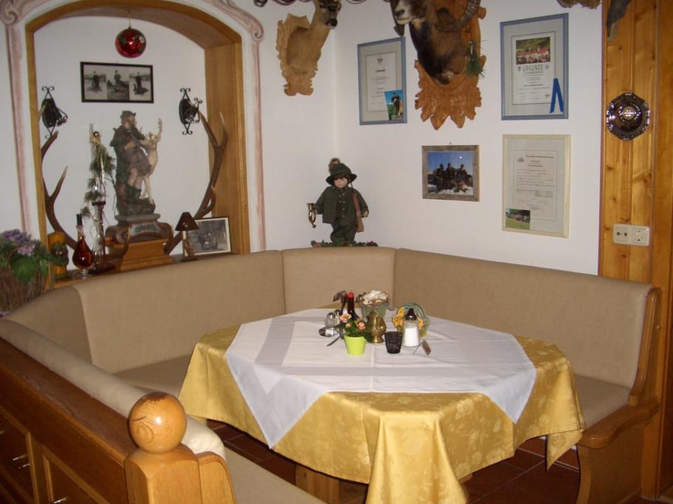 Gaststube und der Jägertisch Hotel-Pension Ötzmooshof