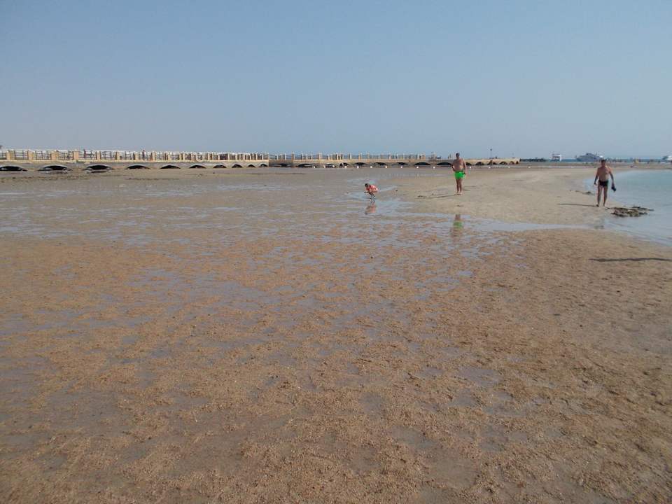 Morze -odpływ-pomost sąsiedniego hotelu Pickalbatros Alf Leila Wa Leila Resort - Neverland Hurghada