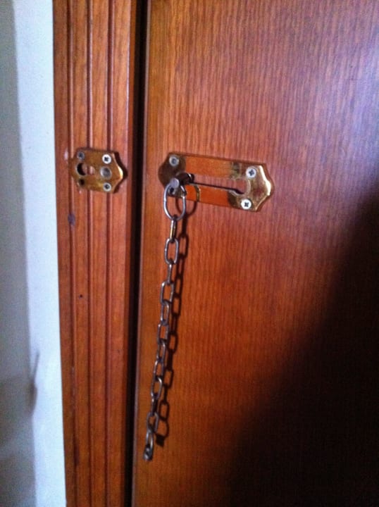 Vom Personal gewaltsam geöffnet! Malikia Resort Abu Dabbab