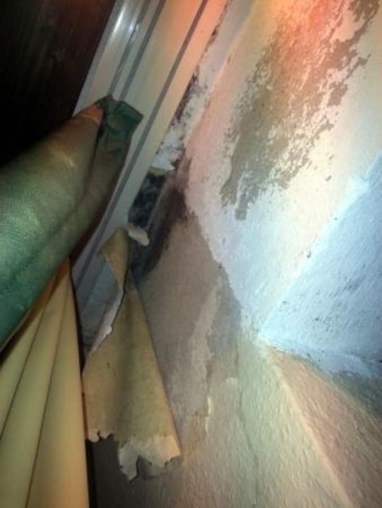 Schimmel hinterm Vorhang - eklig Hotel Simonshof