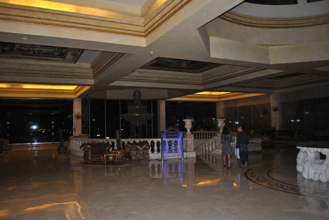 Холл Hotel Titanic Palace