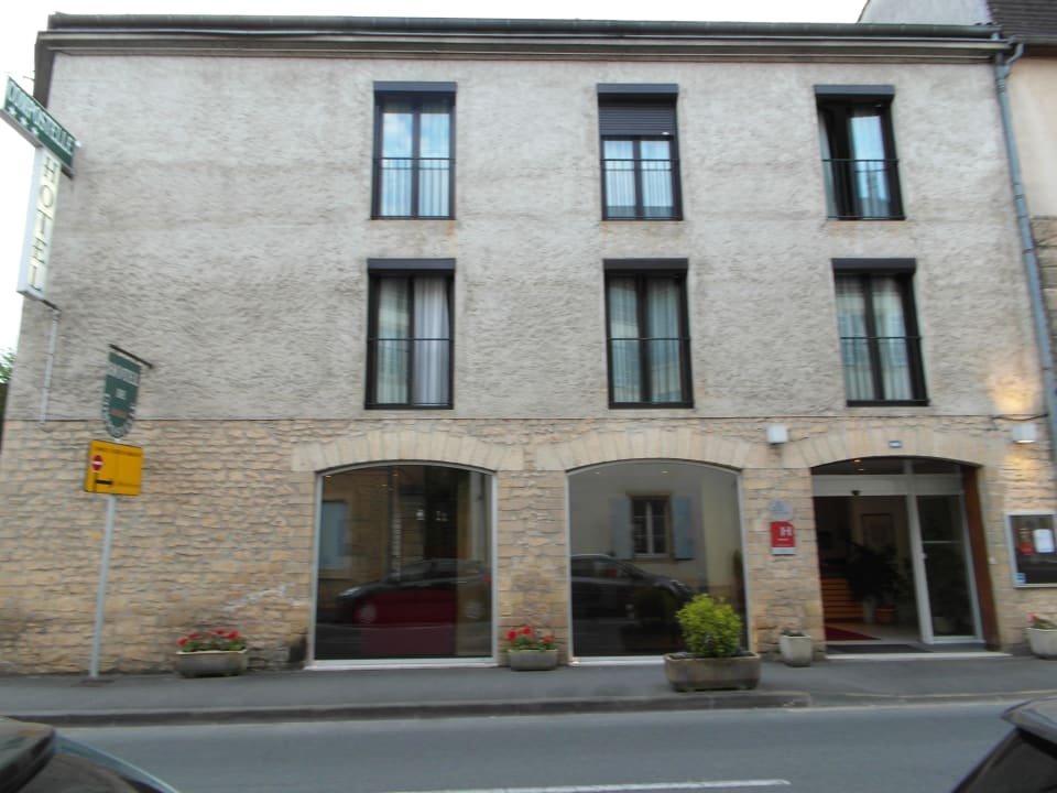 Straßenfront des Hotels Hotel de Compostelle