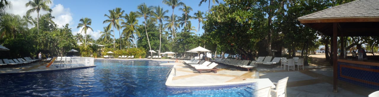 Hauptpool direkt hinter dem Strand Bahia Principe Grand El Portillo