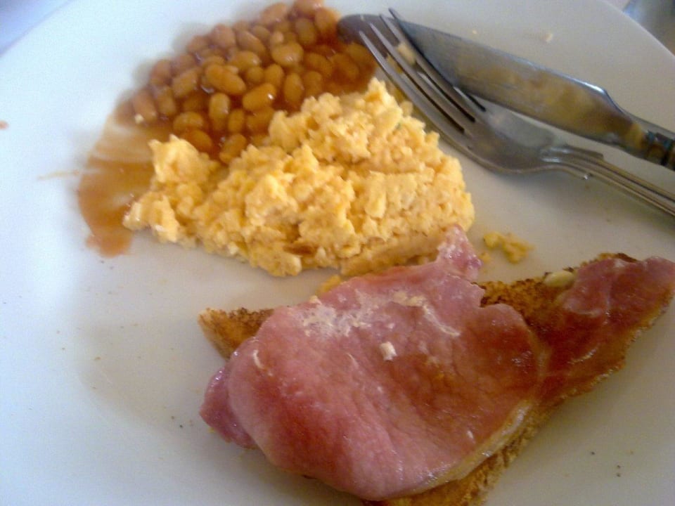 Ei, Bohnen, Bacon auf Bestellung Dreadnought Hotel