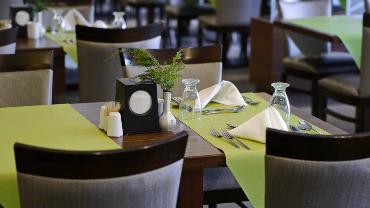 Schön eingedeckter Speisebereich Tusan Beach Resort