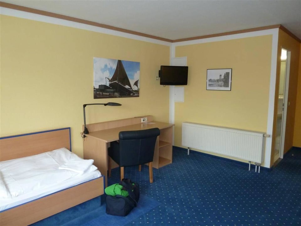 Fernseher und Schreibtisch Hotel Sleep & Go