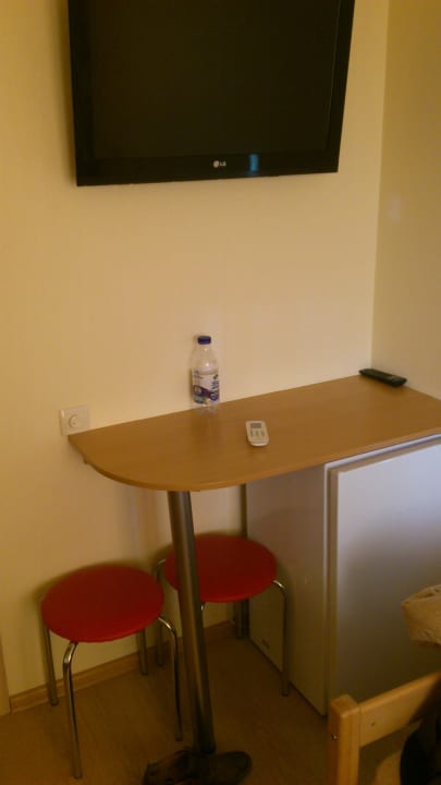 Blick auf TV, Pult und Kühlschrank Hostel Petrani