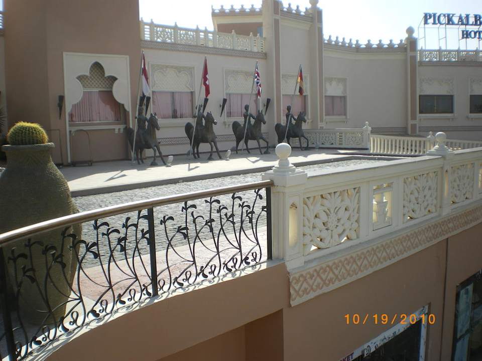 Vor dem Eingang Pickalbatros Palace Resort