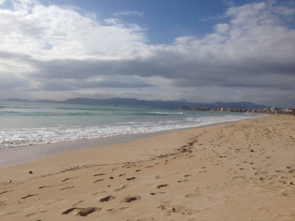 Menschenleerer wunderschöner Strand Iberostar Waves Bahia de Palma