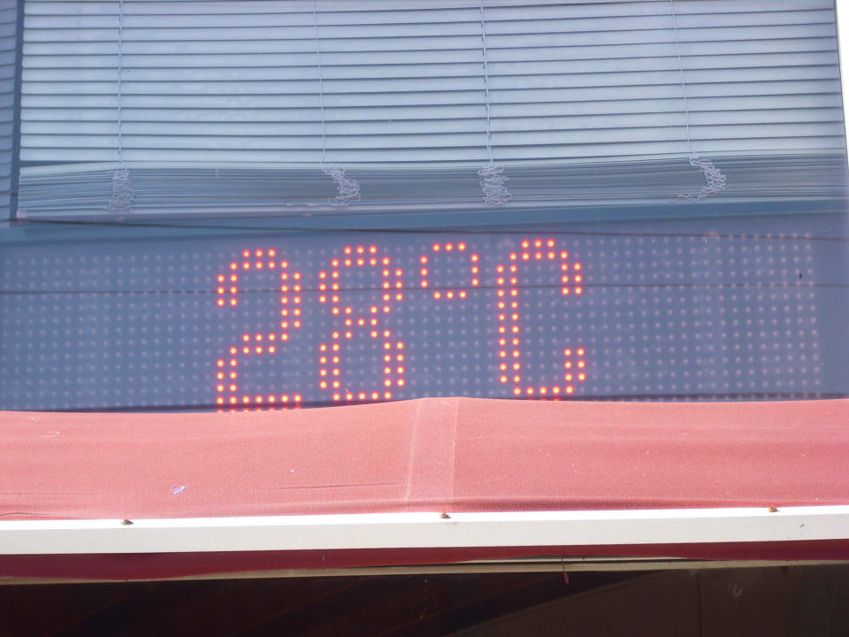 Anzeige über dem Lobbyeingang Sayanora Hotel