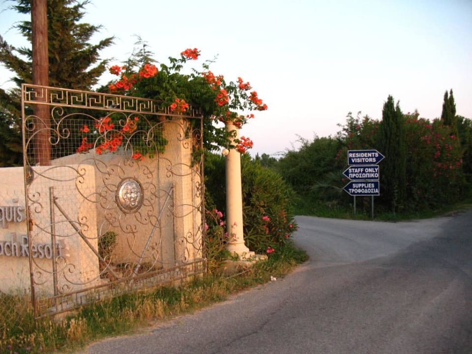 Wjazd do hotelu Sandy Beach Resort