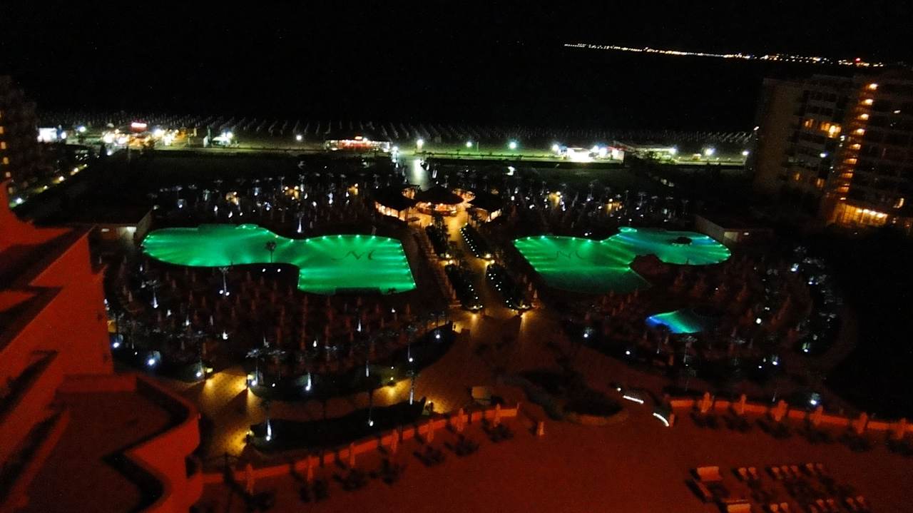 Pool bei Nacht DIT Majestic Beach Resort