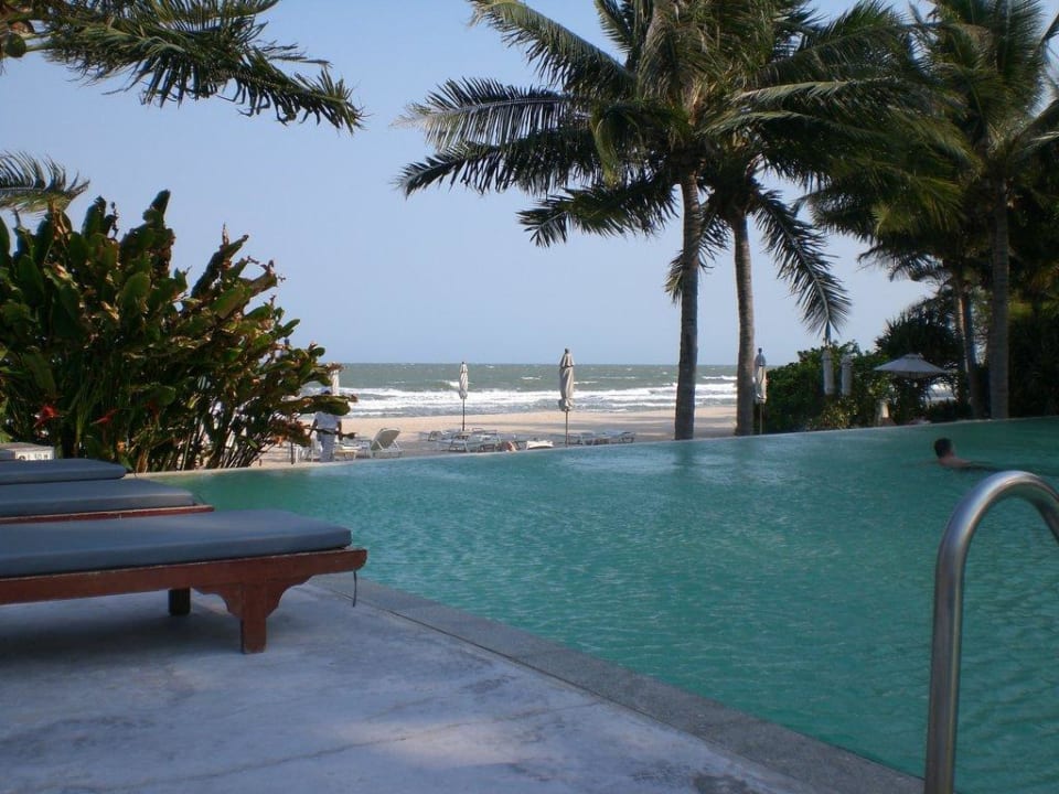 Pool mit halber Liegen und Strandblitzer Veranda Resort & Villas Hua Hin Cha Am