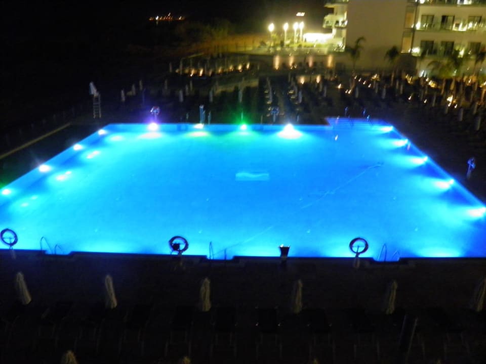 Romantisch, leuchtender Pool bei Nacht Hipotels Gran Conil Hotel
