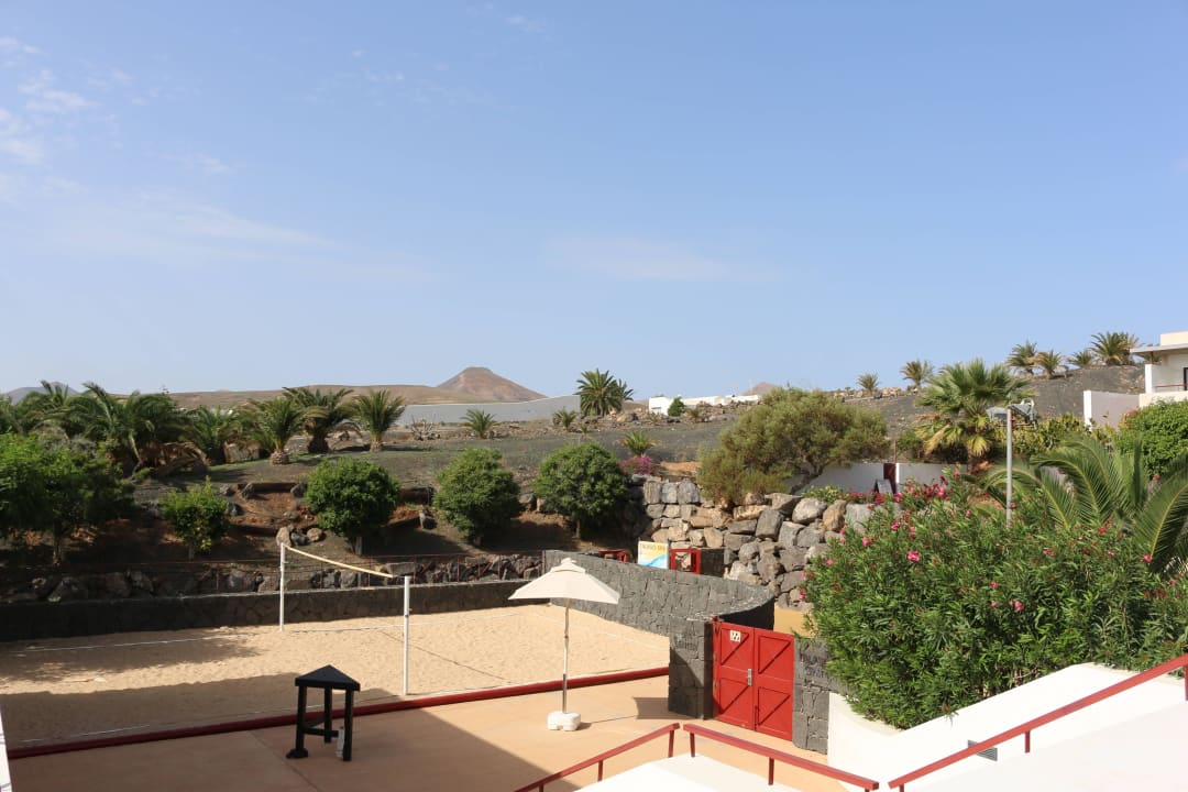 Volleyball und Eingang zum Spa Hotel Costa Calero