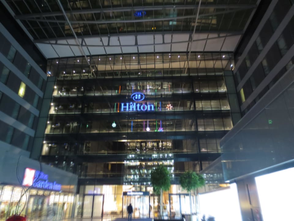 Vor dem Eingang Hilton Frankfurt Airport