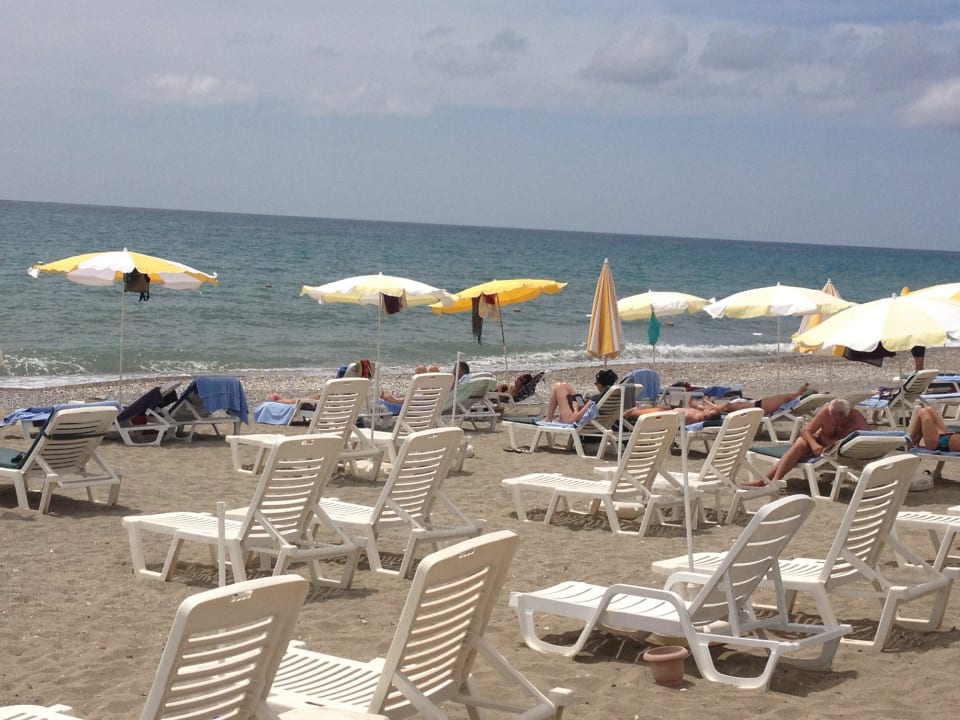 Auch Sonnenschirme gibt es  Hotel Yetkin