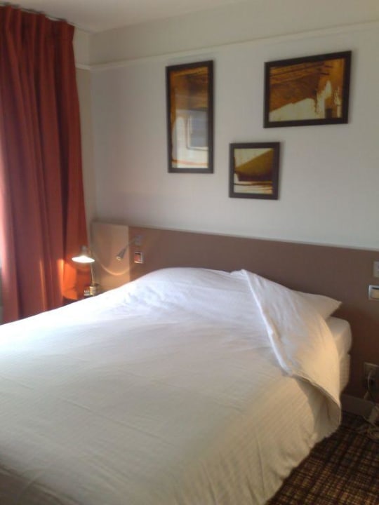 Schlafzimmer mit Plasma TV  Appart'Hôtel Mercure la Défense Grande Arche