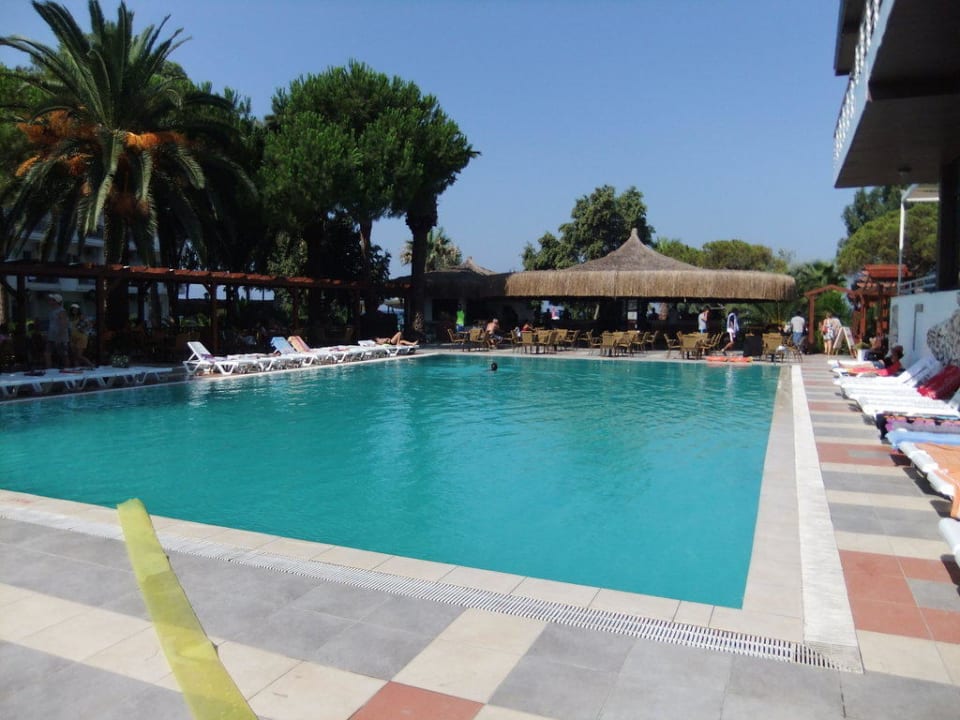 Pool mit großer Beachbar Atlantique Holiday Club