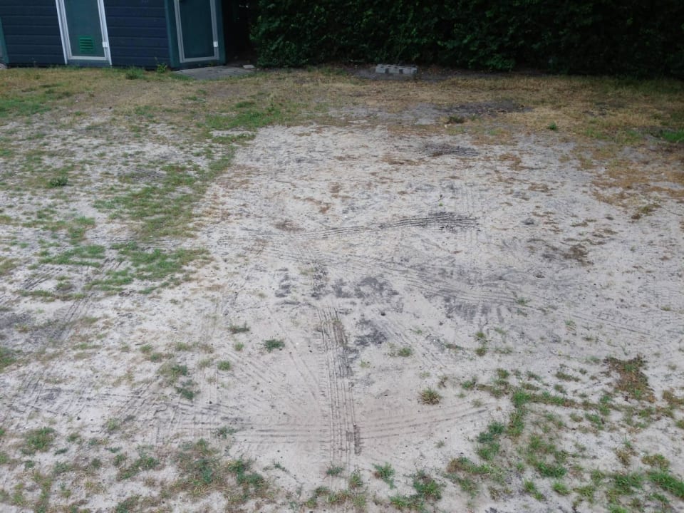 Vertrockneter, staubiger Einzel-Stellplatz Roompot Vakantiepark Hof Domburg