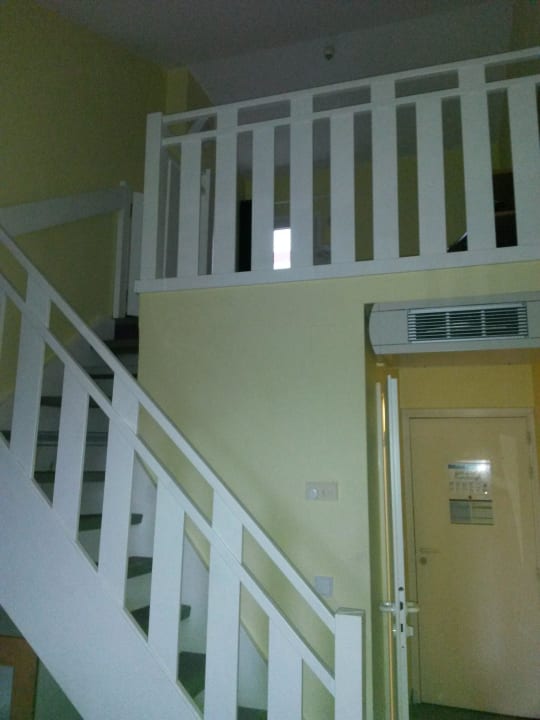 Treppe zu Kindergallerie B&B Hotel Hannover-Nord