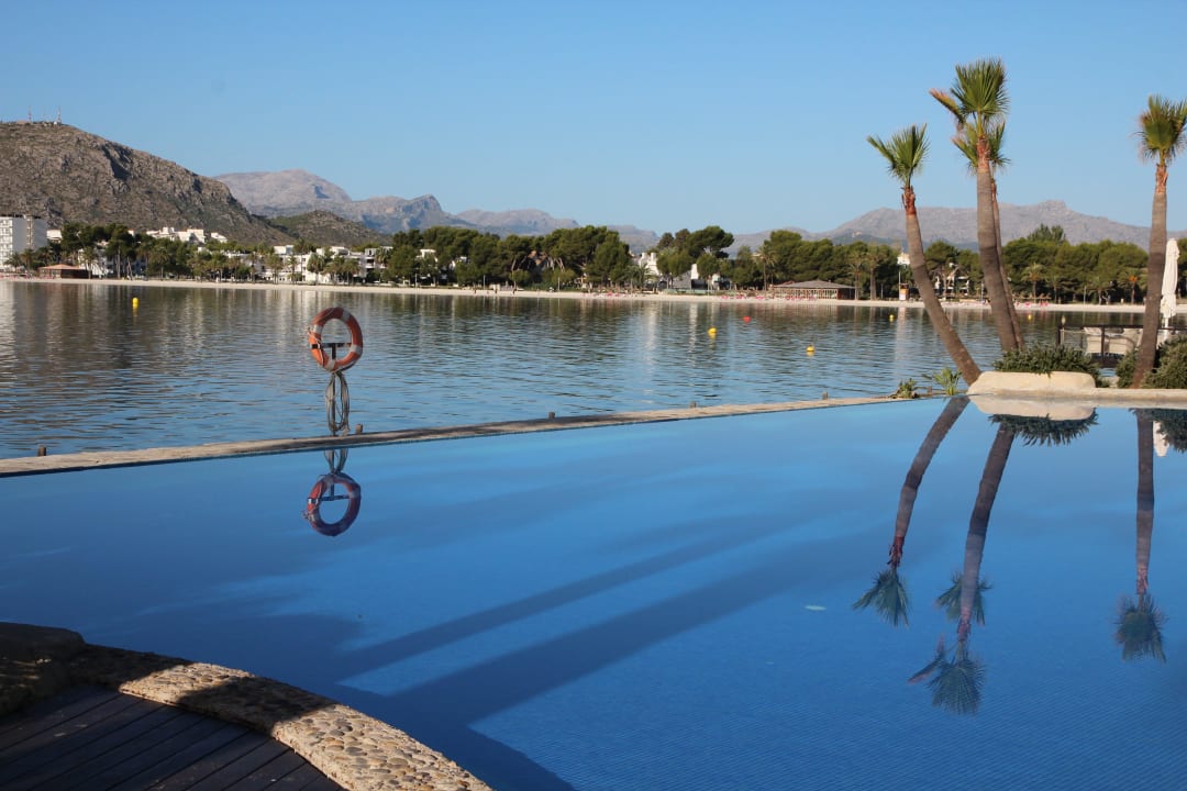 Blick über den Pool auf den Strand von Alcudia Alcudiamar Marina Residence
