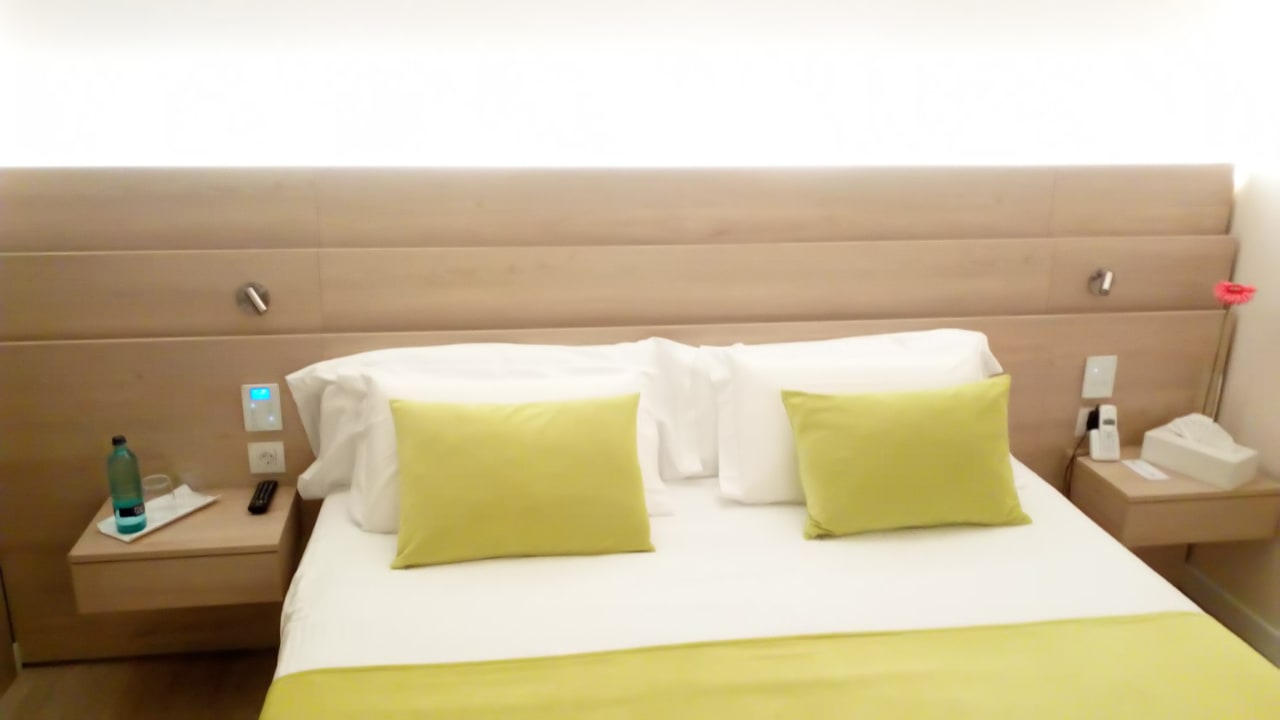 Großes Bett  Sabina Hotel & Suites