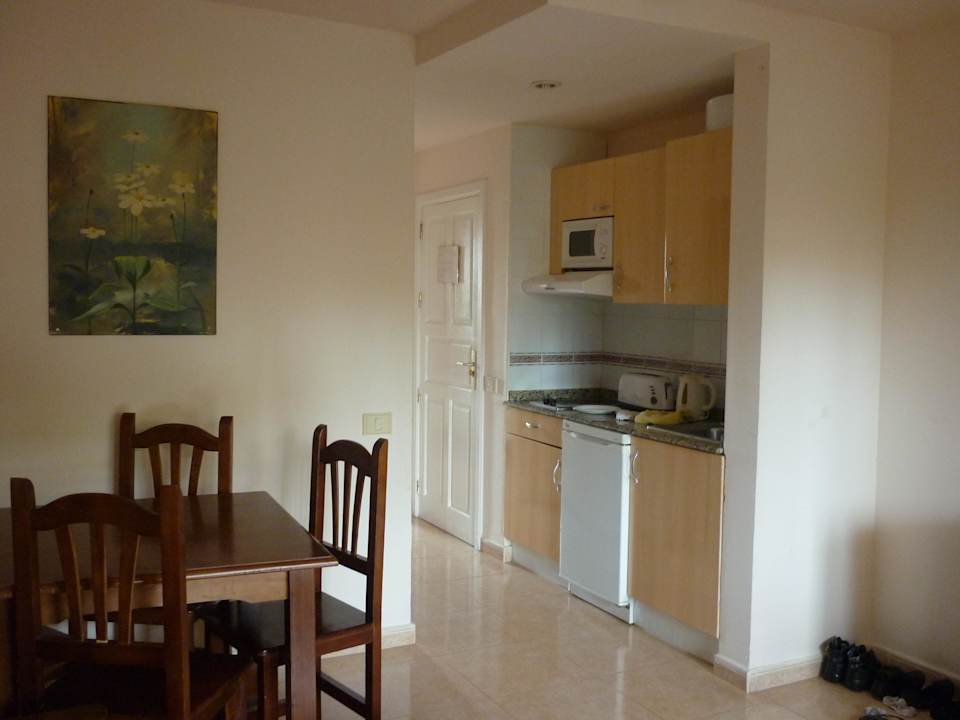 Wohnzimmer mit integrierter Küchenzeile Hotel Oasis Dunas