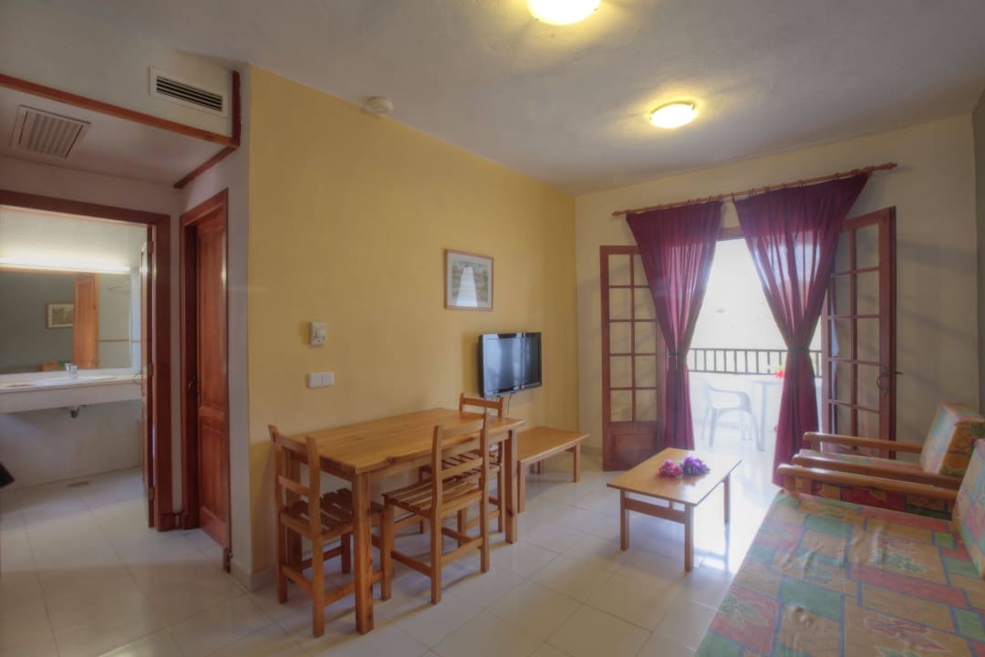 Standard Ap Living Room FERGUS Club Carema Splash