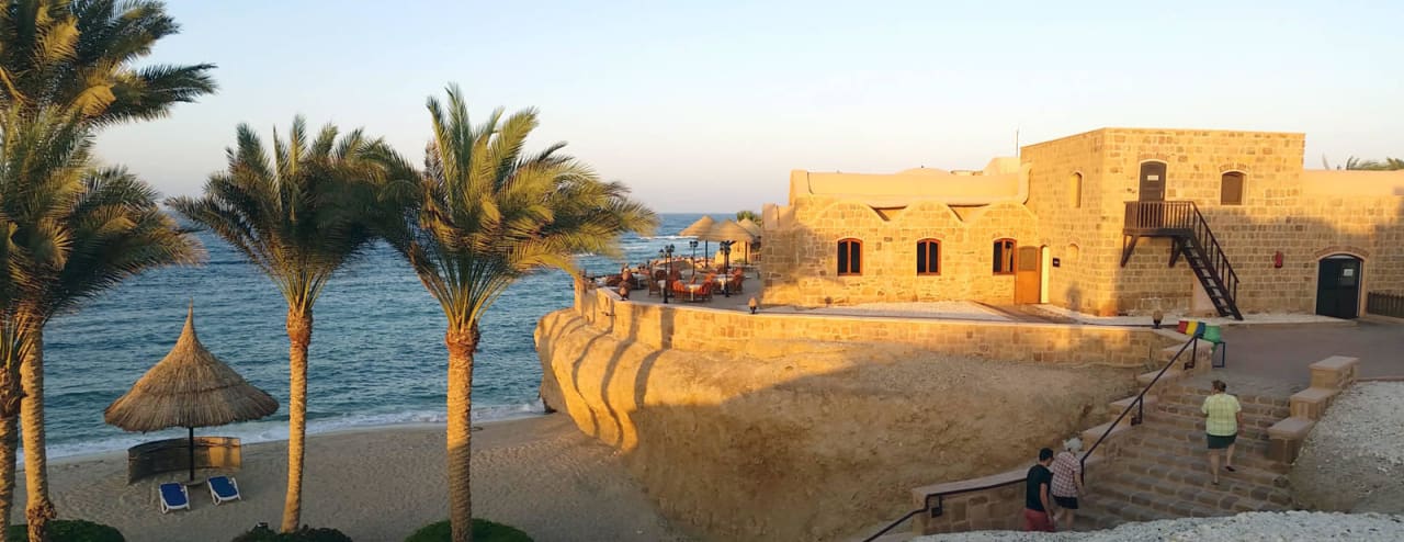 Rechte Seite der Bucht - zoom Mövenpick Resort El Quseir