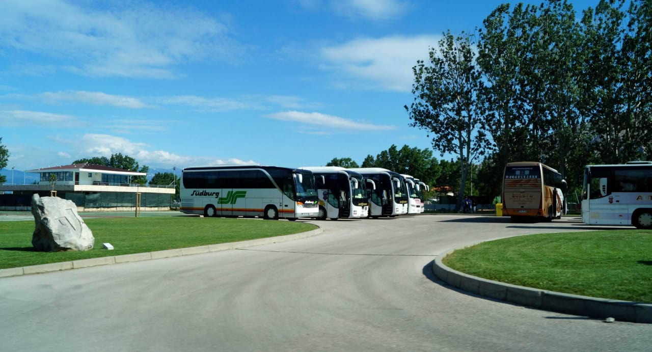 Hotel von aussen gesehen (Strassenseite) Hotel Baska