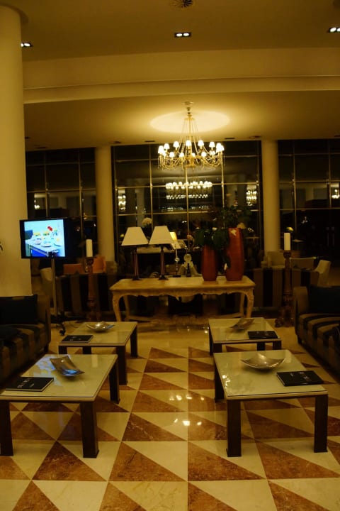 Sitzecke mit Fernsesehr da läuft nur Hotel Werbung Grupotel Playa de Palma Suites & Spa