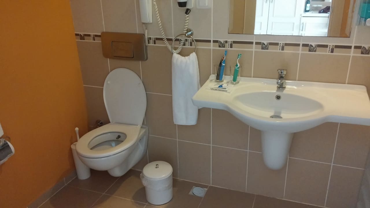 Bad Aska Hotel Just in Beach